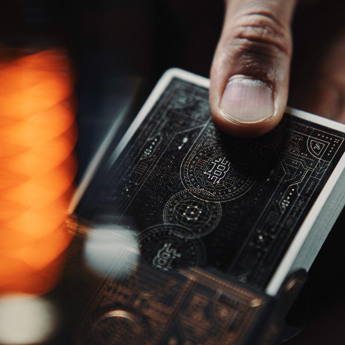 Tavoloverde Bitcoin Kartenspiel – Black Edition, Pokergröße, HQ Bicycle Karton
